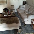 Snygg. Skön \"studs\" i den. Övre kudden sitter även fast med kardborre så man behöver inte oroa sig att sen åker av. Howard Luxor Avlång Fotpall - Valfri färg!