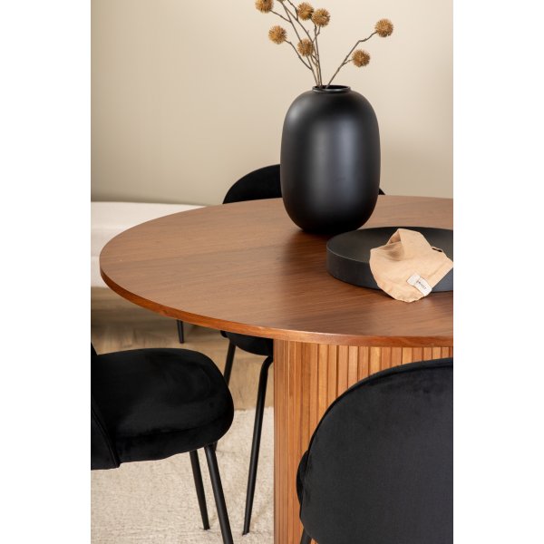 Bianca Matgrupp runt valnöt matbord med 4 st Wrinkles svart stolar Bianca Matgrupp runt valnöt matbord med 4 st Wrinkles svart stolar