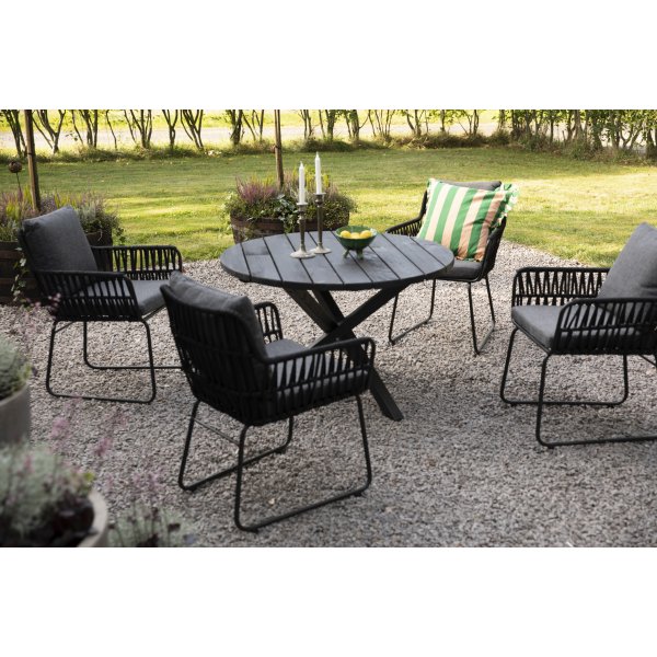 Utegrupp Mikado: Scottsdale runt svart matbord Ø112 cm inklusive 4 st Mikado svarta karmstolar med gråa dynor Utegrupp Mikado: Scottsdale runt svart matbord Ø112 cm inklusive 4 st Mikado svarta karmstolar med gråa dynor