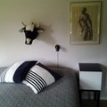 Kundbild Österlen sängbord (H75 cm) med 2 lådor - vit / svart: Ferdinands sovplats !!