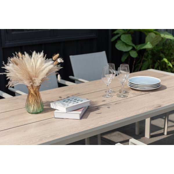 Urbanite eetgroep met eettafel 207 cm en 8 stapelbare eetkamerstoelen - Beige Urbanite eetgroep met eettafel 207 cm en 8 stapelbare eetkamerstoelen - Beige