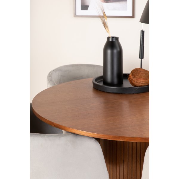 Bianca Matgrupp runt valnöt matbord med 4 st Berit grå stolar Bianca Matgrupp runt valnöt matbord med 4 st Berit grå stolar