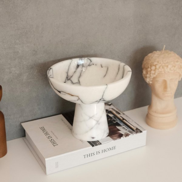 Skl med fot i vit marmor frn Sicilien