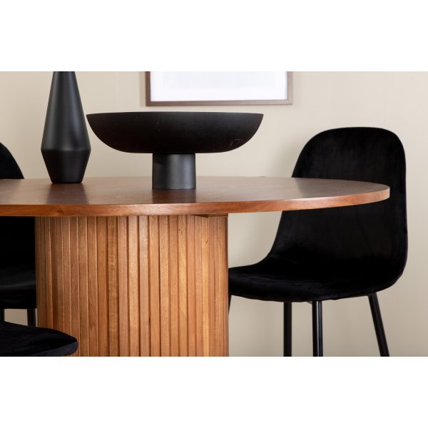 Bianca Matgrupp runt valnt matbord med 4 st Polar svart stolar