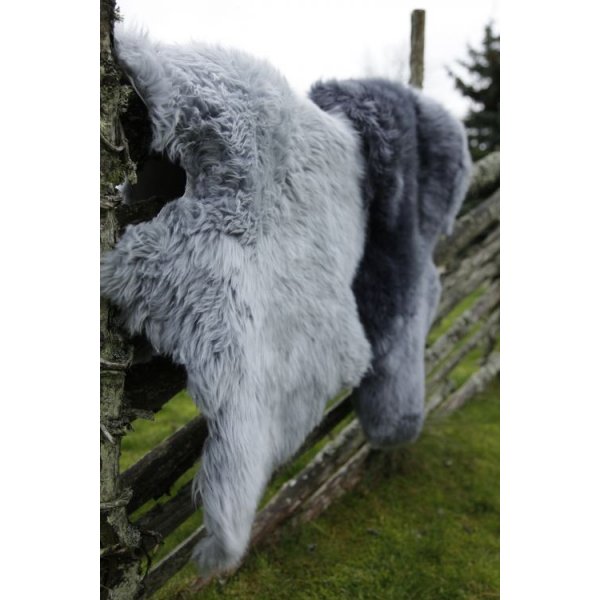 Zacht langharige schapenvacht houtskool