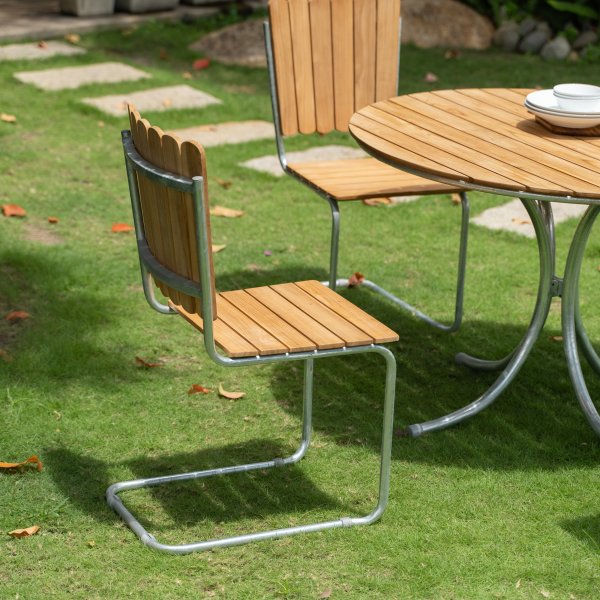 Möllan utegrupp i teak: 4 st stolar med matbord Ø110 cm Möllan utegrupp i teak: 4 st stolar med matbord Ø110 cm