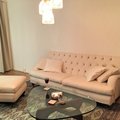 Perfekt i stoppning och design. Soffan och fotpallen passar in i vårt vardagsrum som har koppar-inspirerad inredning. Howard Barkley Fotpall - Valfri färg!