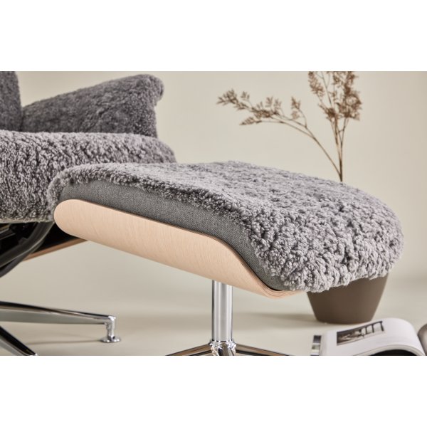 Ulla fåtölj med fotpall i fårskinn - Grå / Whitewash / Krom + Textilrengöring för möbler Ulla fåtölj med fotpall i fårskinn - Grå / Whitewash / Krom + Textilrengöring för möbler