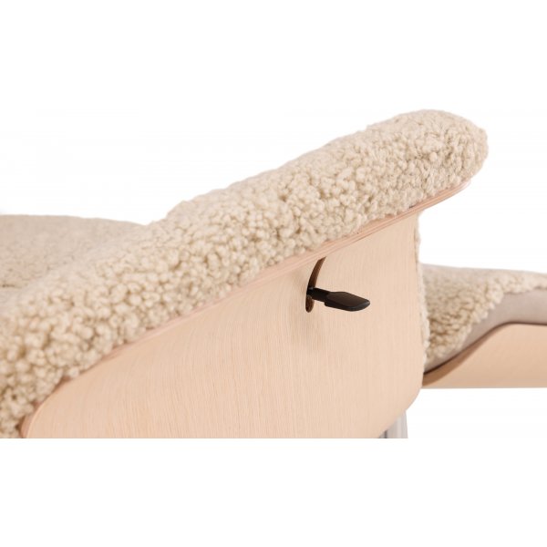 Ulla fåtölj med fotpall i fårskinn - Beige / Whitewash / Krom + Textilrengöring för möbler Ulla fåtölj med fotpall i fårskinn - Beige / Whitewash / Krom + Textilrengöring för möbler