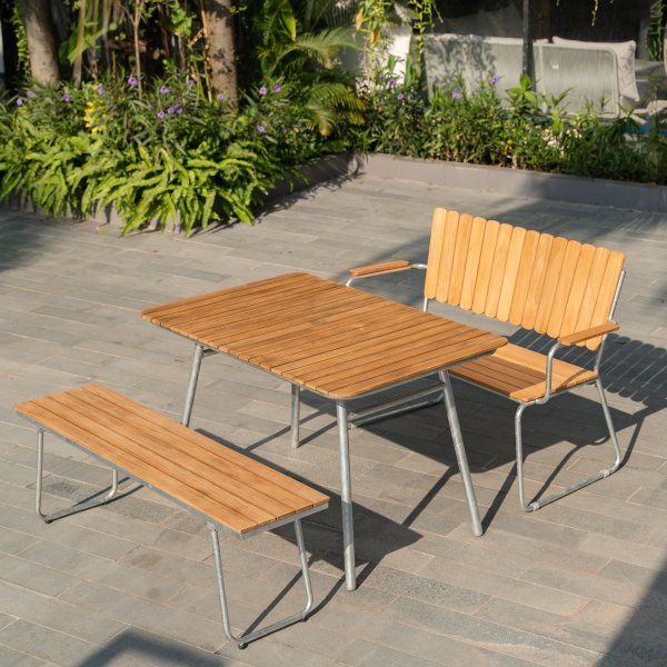 Möllan utegrupp i teak: soffa + bänk och matbord 120x80 cm Möllan utegrupp i teak: soffa + bänk och matbord 120x80 cm