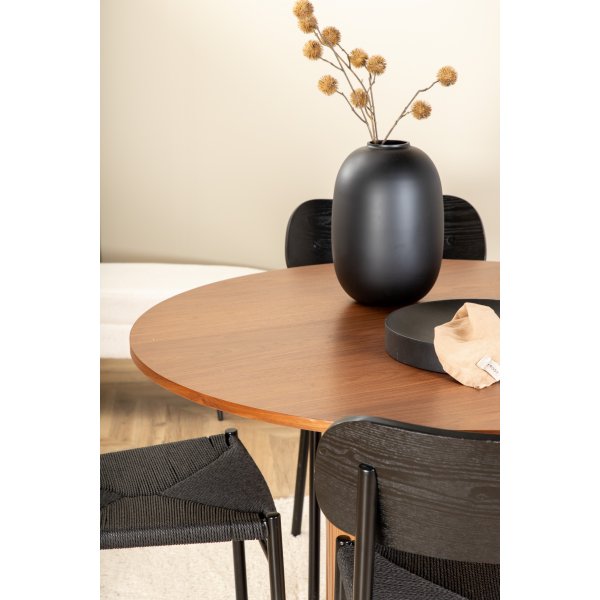 Bianca Matgrupp runt valnt matbord med 4 st Polly svart stolar