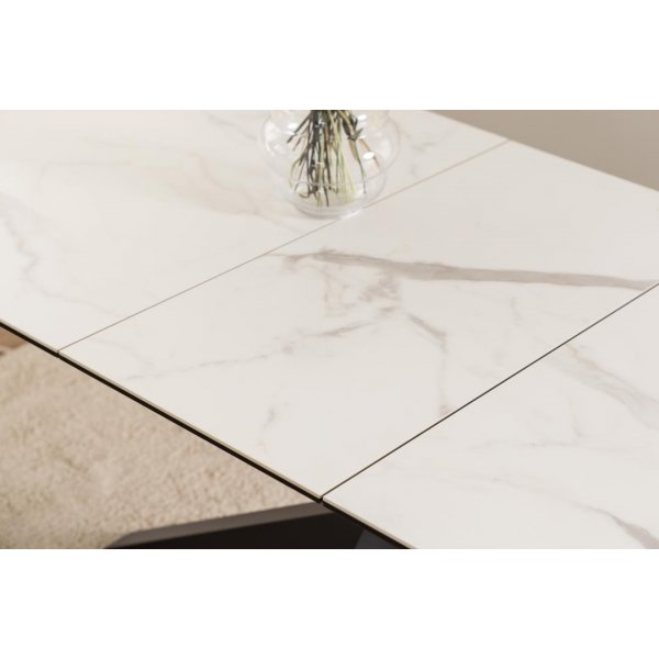 Heaven matbord 168-210 x 90 cm - Vit/matt svart Heaven matbord 168-210 x 90 cm - Vit/matt svart