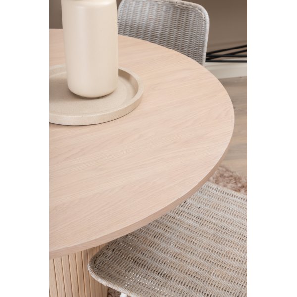 Bianca Matgrupp runt vitputsat matbord med 4 st Cirebon rotting stolar Bianca Matgrupp runt vitputsat matbord med 4 st Cirebon rotting stolar