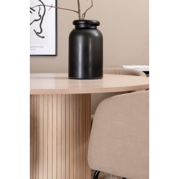 Bianca Matgrupp runt vitputsat matbord med 4 st Berit beige polyesterlinne stolar
