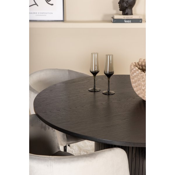 Bianca Matgrupp runt svart matbord med 4 st Berit grå stolar Bianca Matgrupp runt svart matbord med 4 st Berit grå stolar