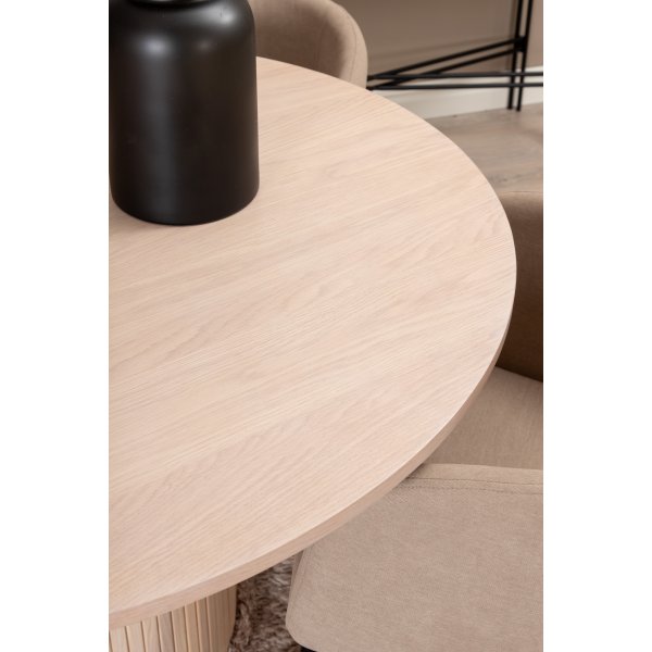 Bianca Matgrupp runt vitputsat matbord med 4 st Berit beige polyesterlinne stolar