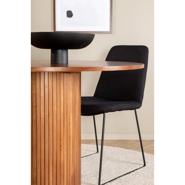 Bianca Matgrupp runt valnöt matbord med 4 st Muce svart stolar Bianca Matgrupp runt valnöt matbord med 4 st Muce svart stolar