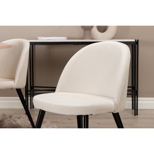 Bianca Matgrupp runt vitputsat matbord med 4 st Velvet gr�ddvit stolar