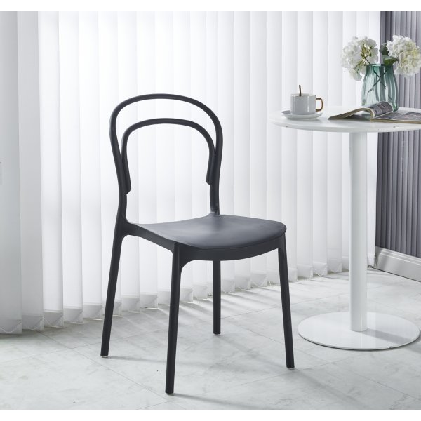 Stol i svart plast stapelbar Stol i svart plast stapelbar