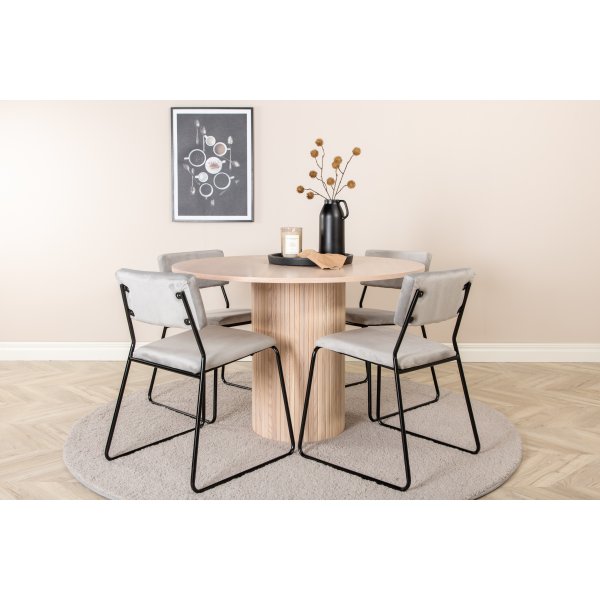 Bianca Matgrupp runt vitputsat matbord med 4 st Kenth grå stolar Bianca Matgrupp runt vitputsat matbord med 4 st Kenth grå stolar