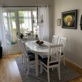 Kundbild Vit stol med gr� sits - G�s�: J�tten�jd med bordet o stolarna,...