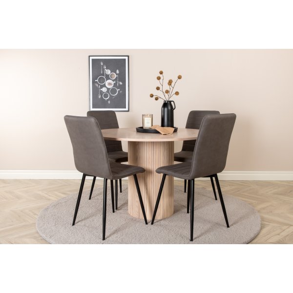 Bianca Matgrupp runt vitputsat matbord med 4 st Windu Lyx grå stolar Bianca Matgrupp runt vitputsat matbord med 4 st Windu Lyx grå stolar