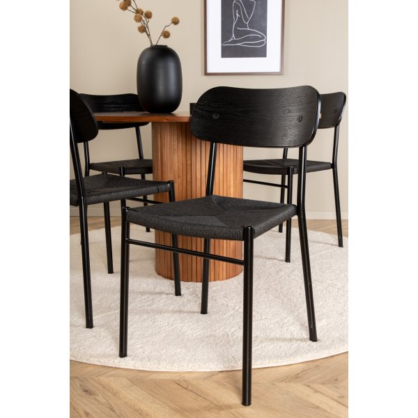 Bianca Matgrupp runt valnt matbord med 4 st Polly svart stolar