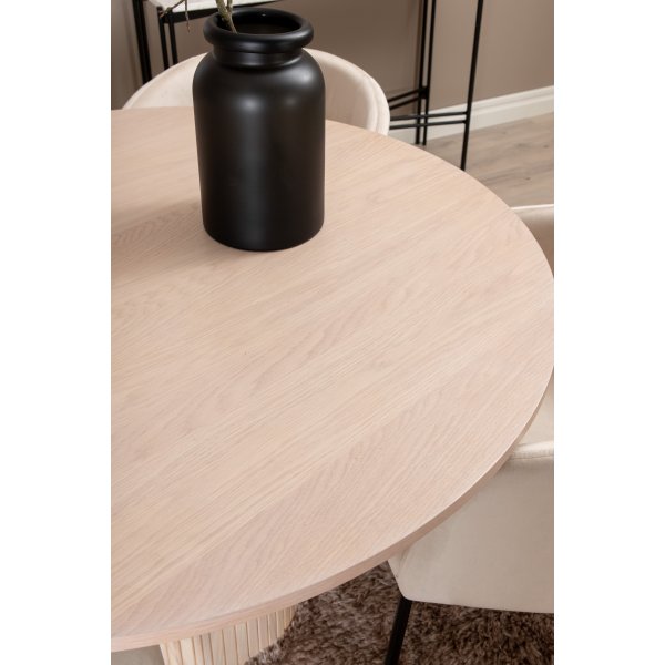 Bianca Matgrupp runt vitputsat matbord med 4 st Berit beige stolar Bianca Matgrupp runt vitputsat matbord med 4 st Berit beige stolar