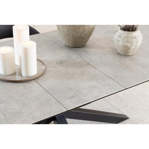 Heaven matbord 200-240 x 100 cm - Grå/matt svart Heaven matbord 200-240 x 100 cm - Grå/matt svart