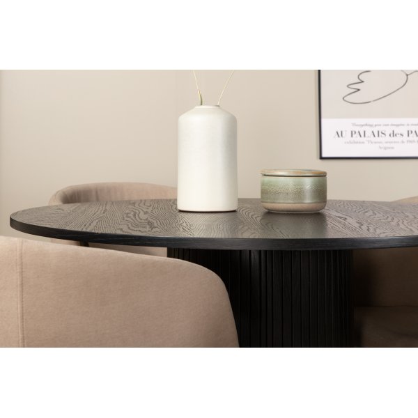 Bianca Matgrupp runt svart matbord med 4 st Berit beige stolar