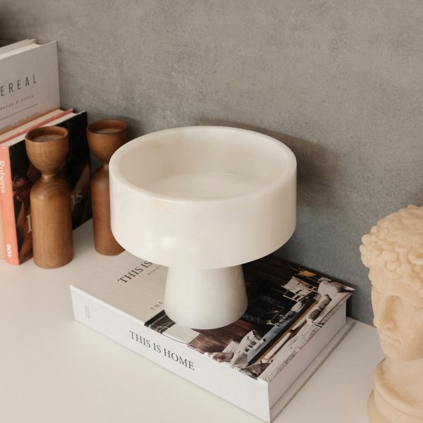 Fat med fot i vit Thassosmarmor