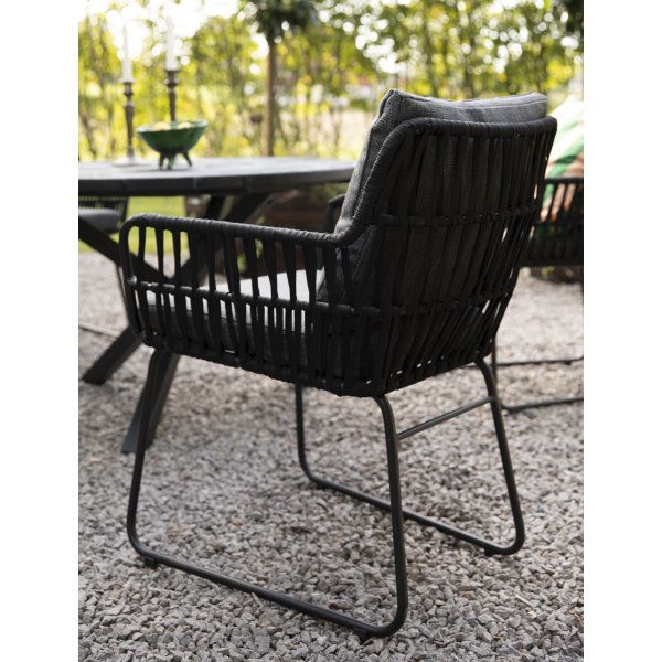 Utegrupp Mikado: Scottsdale runt svart matbord Ø112 cm inklusive 4 st Mikado svarta karmstolar med gråa dynor Utegrupp Mikado: Scottsdale runt svart matbord Ø112 cm inklusive 4 st Mikado svarta karmstolar med gråa dynor