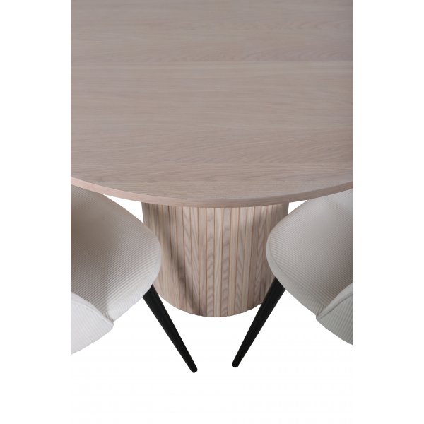 Bianca Matgrupp runt vitputsat matbord med 4 st Velvet gr�ddvit stolar