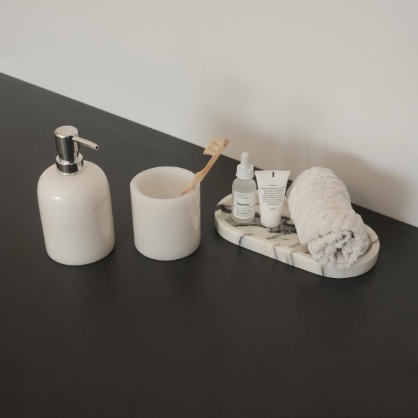 Badrumsset i vit Thassosmarmor med 3 delar Badrumsset i vit Thassosmarmor med 3 delar