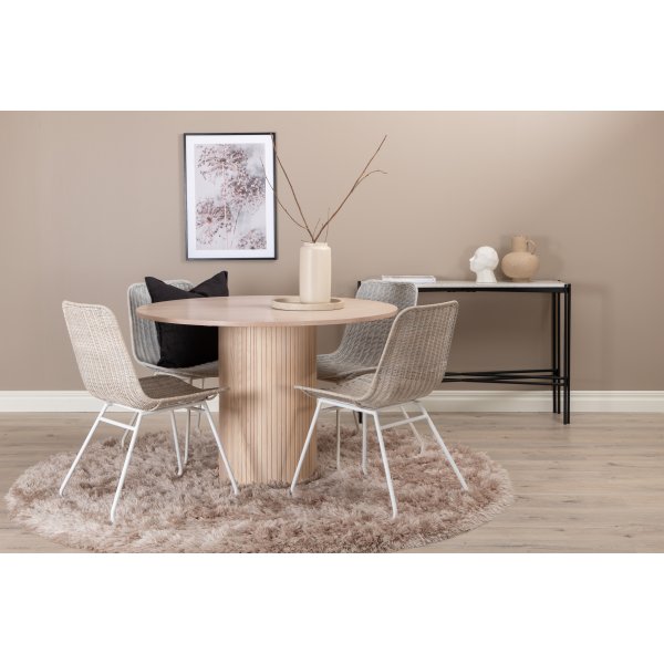 Bianca Matgrupp runt vitputsat matbord med 4 st Cirebon rotting stolar Bianca Matgrupp runt vitputsat matbord med 4 st Cirebon rotting stolar