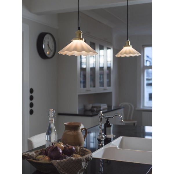 August veckad fnsterlampa - Opalglas/mssing - 25 cm