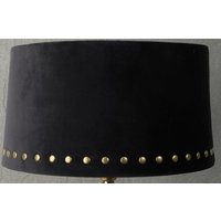 Velvet lampskärm med nitar 33 cm - Svart / Mässing Velvet lampskärm med nitar 33 cm - Svart / Mässing