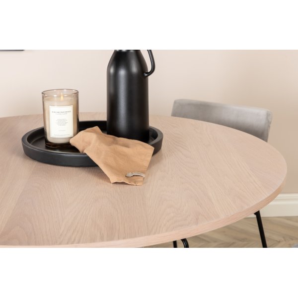 Bianca Matgrupp runt vitputsat matbord med 4 st Kenth grå stolar Bianca Matgrupp runt vitputsat matbord med 4 st Kenth grå stolar