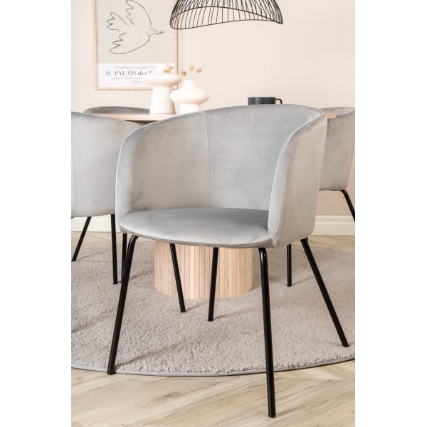 Bianca Matgrupp runt vitputsat matbord med 4 st Berit grå stolar Bianca Matgrupp runt vitputsat matbord med 4 st Berit grå stolar