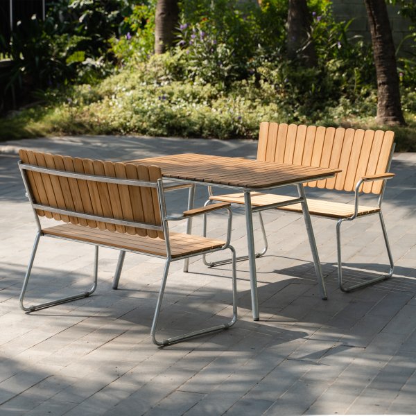 Utegrupp i teak: 2 st soffor med matbord 120x80 cm - Möllan Utegrupp i teak: 2 st soffor med matbord 120x80 cm - Möllan