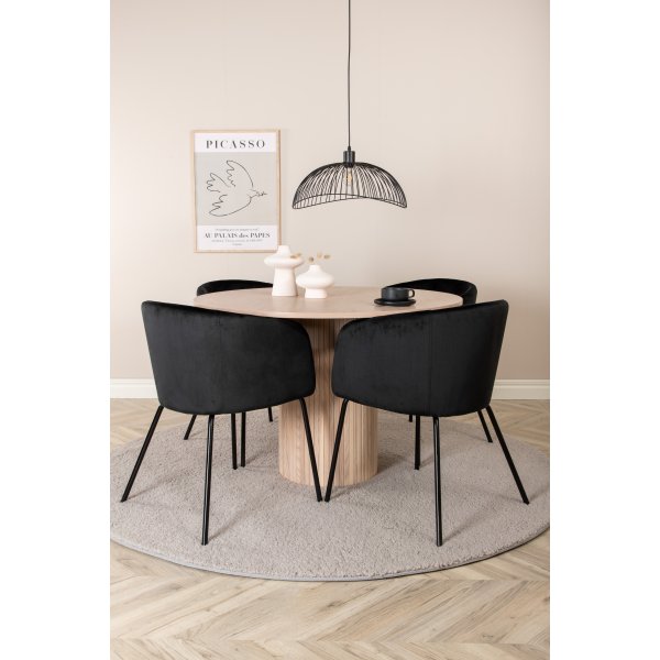 Bianca Matgrupp runt vitputsat matbord med 4 st Berit svart stolar