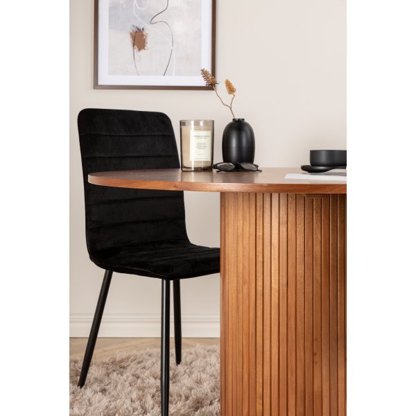 Bianca Matgrupp runt valnöt matbord med 4 st Windu Lyx svart stolar Bianca Matgrupp runt valnöt matbord med 4 st Windu Lyx svart stolar