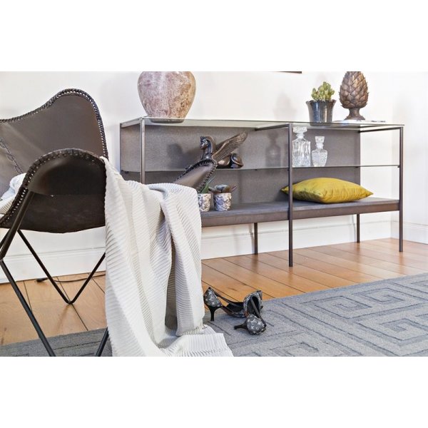 Fiona svart sideboard med glasskiva 160 cm bred + Textilrengöring för möbler Fiona svart sideboard med glasskiva 160 cm bred + Textilrengöring för möbler