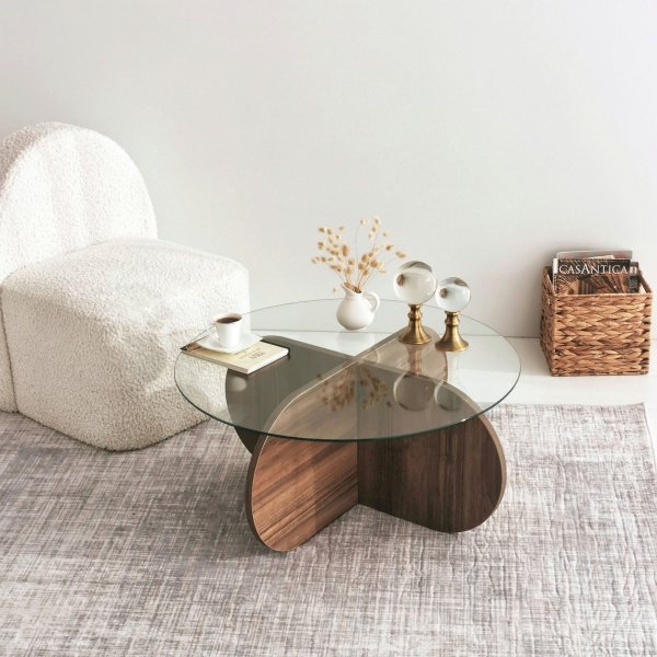 Notenhouten salontafel met glazen blad Notenhouten salontafel met glazen blad