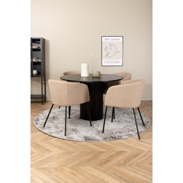 Bianca Matgrupp runt svart matbord med 4 st Berit beige stolar