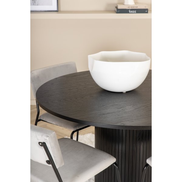 Bianca Matgrupp runt svart matbord med 4 st Kenth grå stolar Bianca Matgrupp runt svart matbord med 4 st Kenth grå stolar