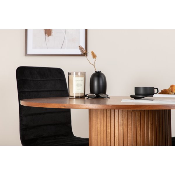 Bianca Matgrupp runt valnöt matbord med 4 st Windu Lyx svart stolar Bianca Matgrupp runt valnöt matbord med 4 st Windu Lyx svart stolar