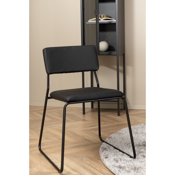 Bianca Matgrupp runt svart matbord med 4 st Kenth svart stolar