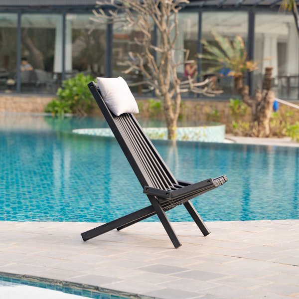 Däckstol svart med nackkudde + Rengöringsmedel för utemöbler Däckstol svart med nackkudde + Rengöringsmedel för utemöbler