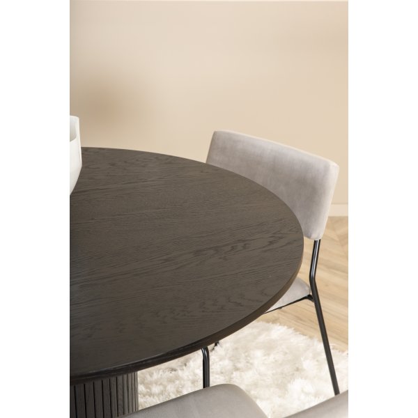 Bianca Matgrupp runt svart matbord med 4 st Kenth grå stolar Bianca Matgrupp runt svart matbord med 4 st Kenth grå stolar